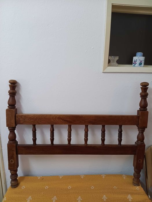 Cama em madeira antiga