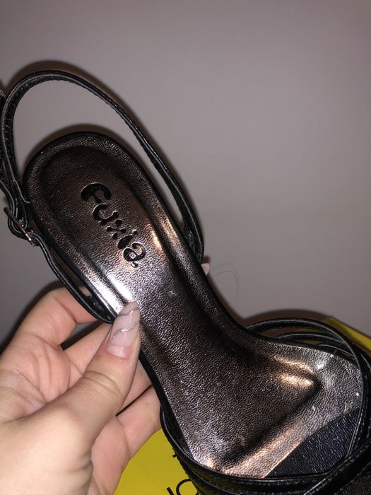 Sandália de salto nova