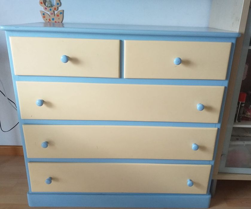 Cómoda em pinho pintada