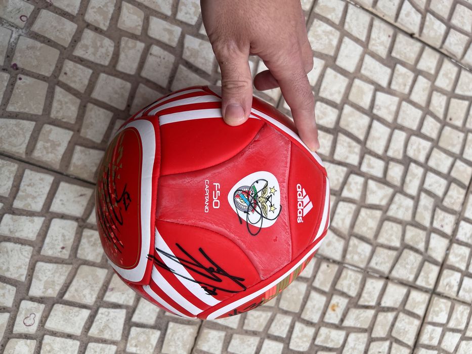 Bola Benfica assinada pela equipa