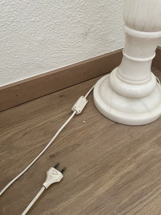 Coluna em pedra eletrificada