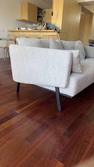 Sofa AREA com 4 anos