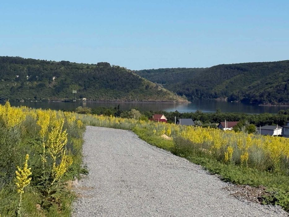 Продам ділянку біля Дністра з краєвидом на монастир з водою і світлом!