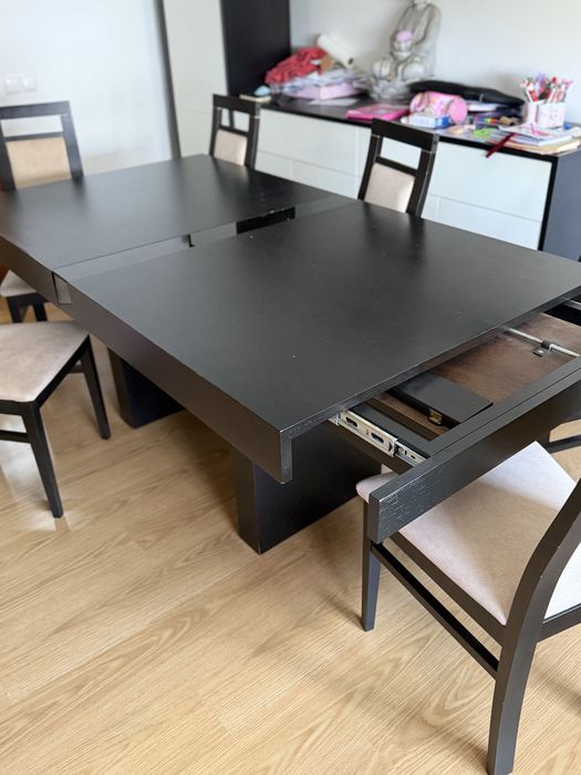 Mesa em madeira com 6 cadeiras vermelhas