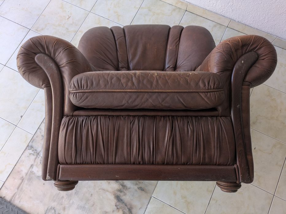 2 sofás em pele, usados e bem estimados