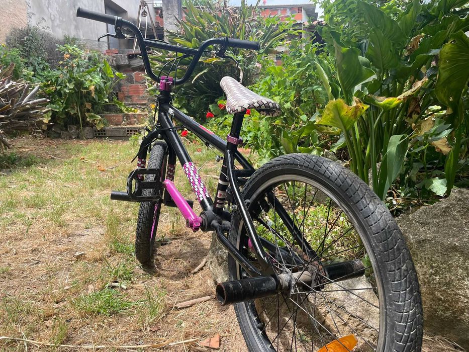 Bicicleta BMX com travões, muito bom estado e com pouco uso.