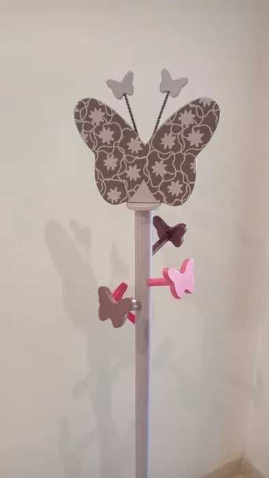 Cabide de pé com ligeiras marcas de uso. Altura 1,40 cm.