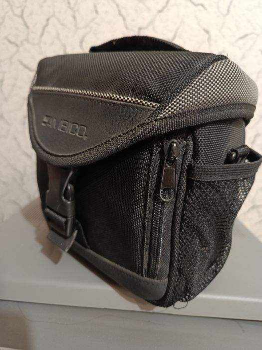 Цифрова відеокамера JVC GR-D71U.