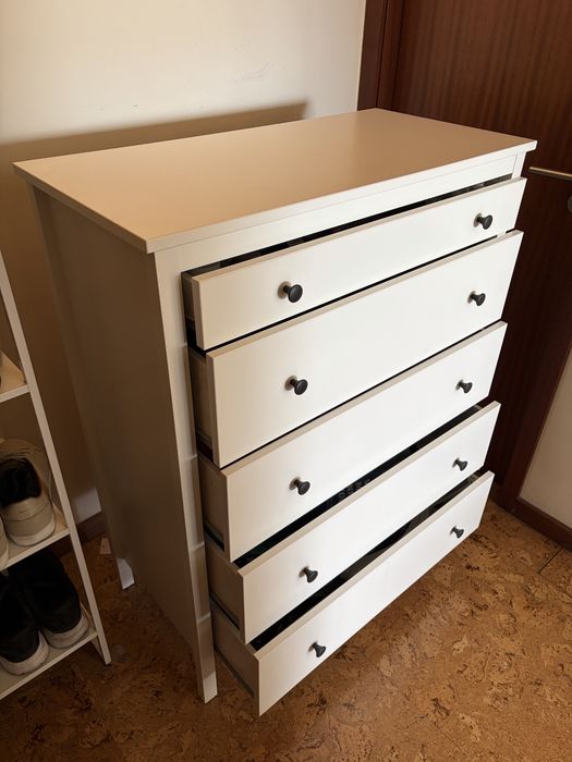 Cómoda Ikea com 5 gavetas