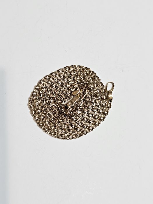 Элегантная золотая цепь.