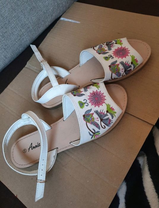 Sandałki z haftem