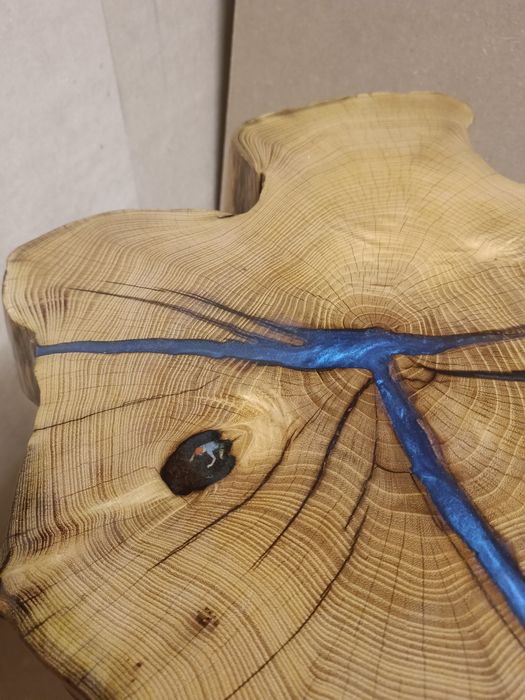 Stolik kawowy z akacji 56×51 cm, blat 7 cm, żywica z figurką, unikat