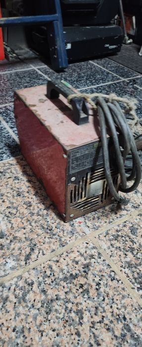 Máquina de soldar tektronic 162 A  220v  . Soldar bem ,lectrodo e tig