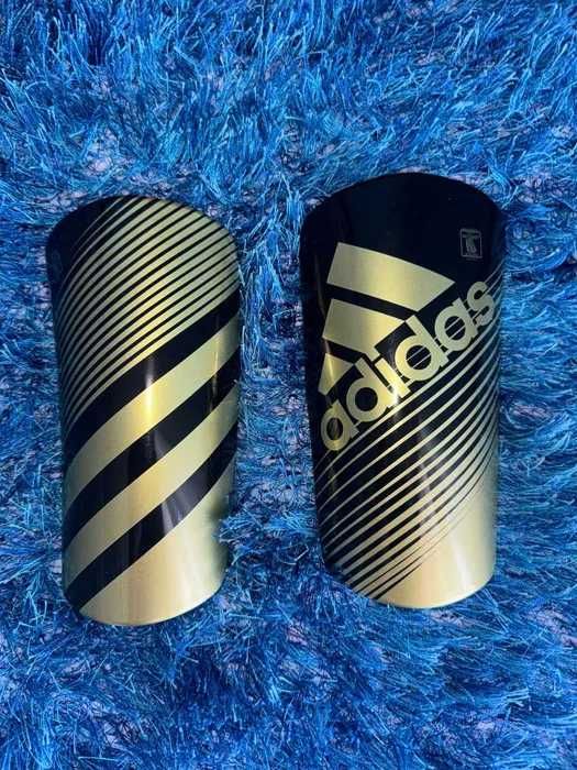 Caneleiras Adidas Pretas e Douradas
