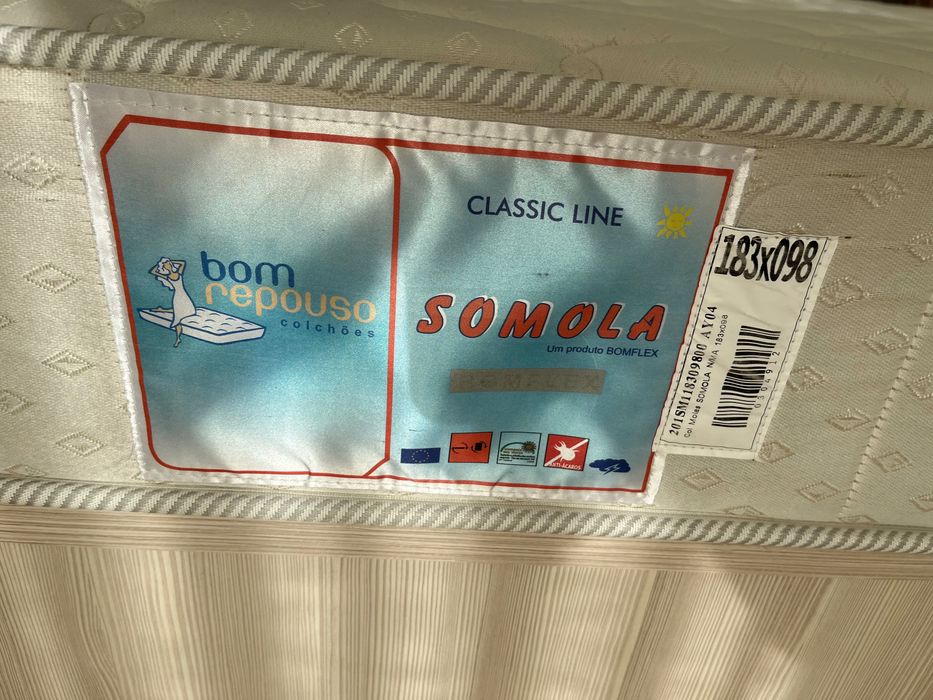 Cama solteiro, colchão e mesa de cabeceira