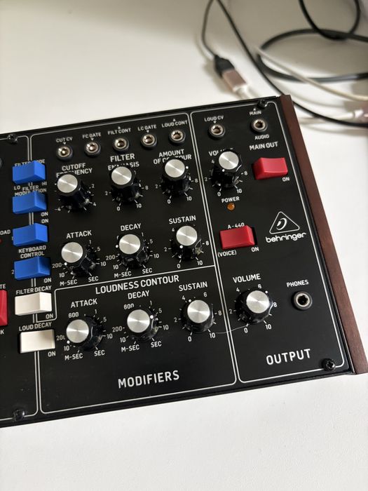 Behringer model d