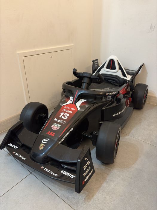 Auto na akumulator wyścigówka bolid f1 porsche pojazd elektryczny