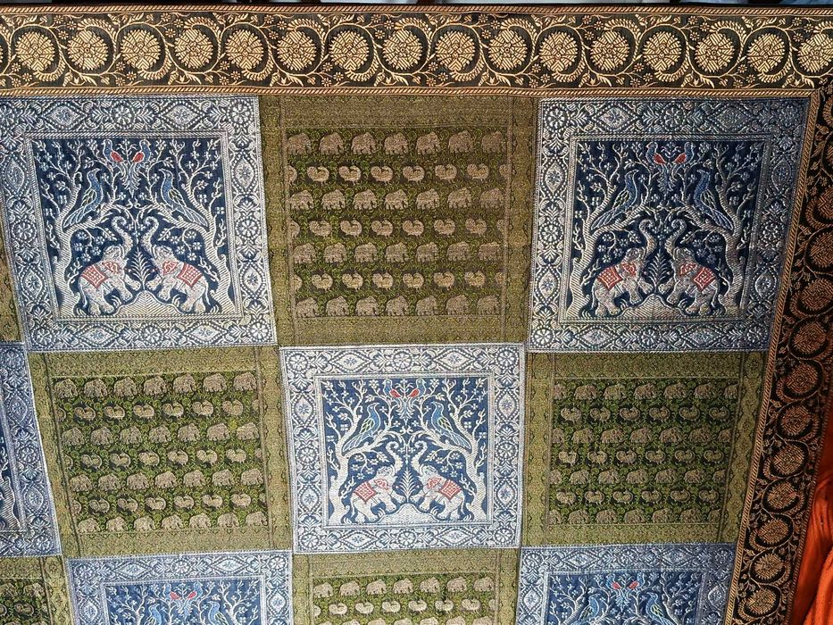 Quadro grande antigo em seda com padrao elefantes origem India