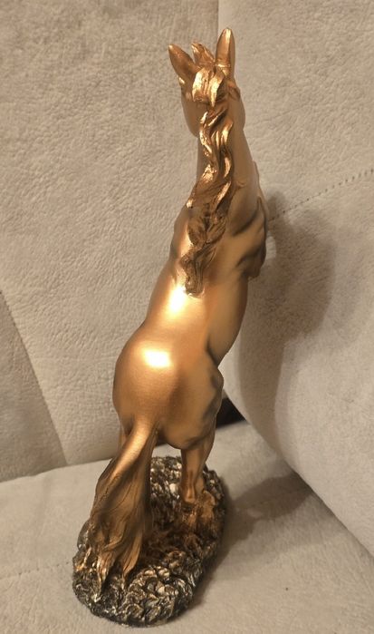 Piękna figurka kolekcjonerska ZŁOTY KOŃ Mustang Koń Arabski. Nowa.