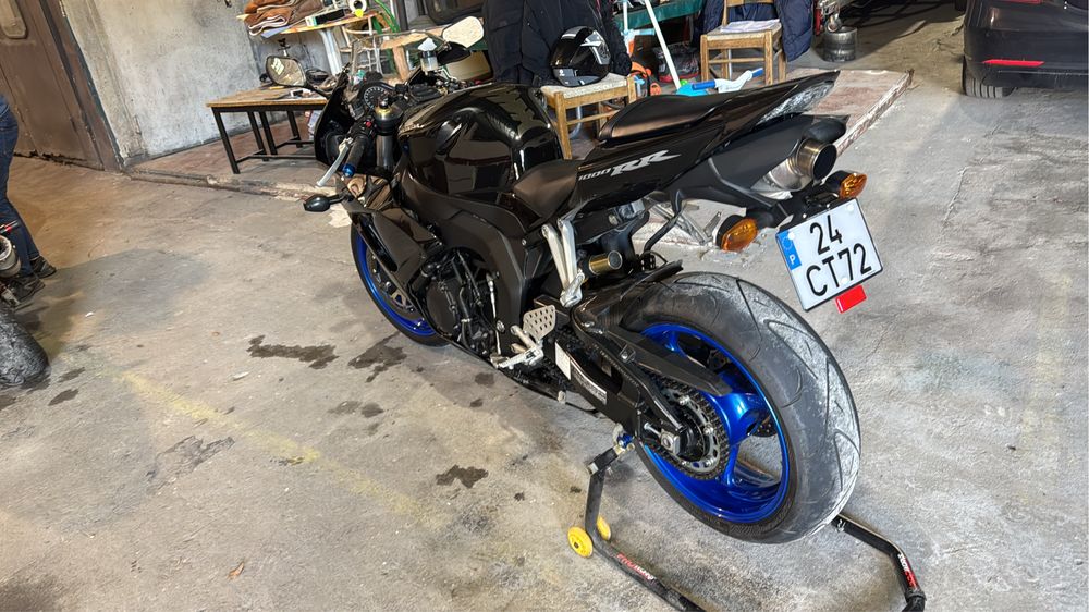 CBR 1000 RR em muito bom estado aceito trocas