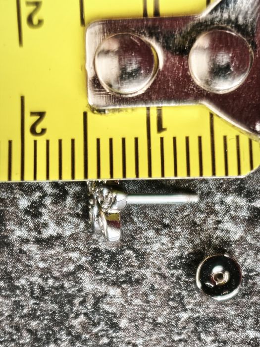 Kolczyk do nosa , ucha PIERCING 1 sztuka kwiatuszek z wkretką
