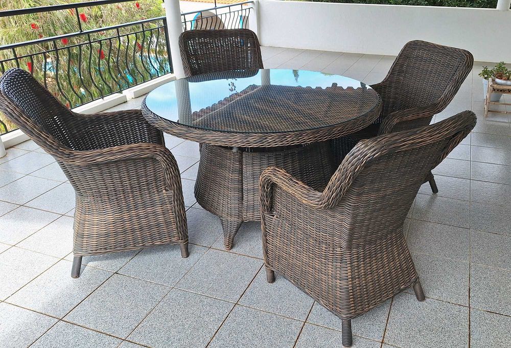 Conjunto de jardim redondo com 4 cadeiras e almofadas.