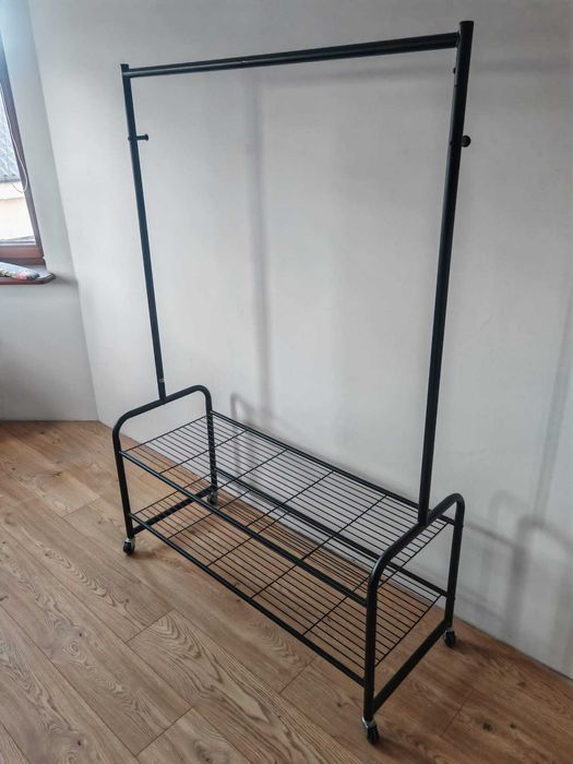 Wieszak wolnostojący na kółkach