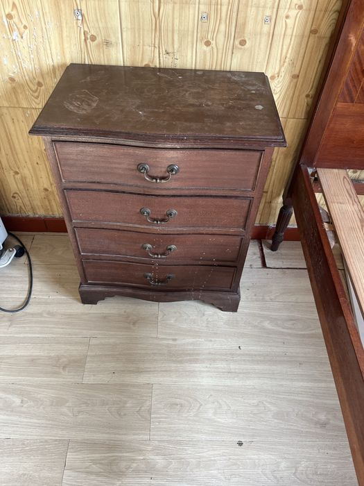 OFEREÇO - Cama sem estrado, mesa cabeceira e comoda