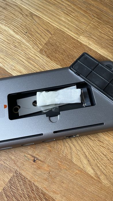 Satechi stacja dokująca z miejscem na dysk NVMe SSD