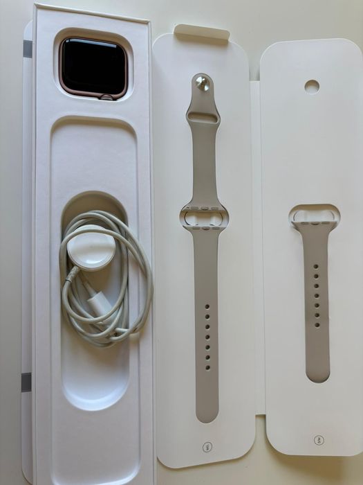 Apple Watch SE 40mm Gold Alumínio (Starlight)
