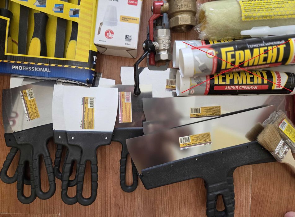 Пилка, трубний ключ, молоток, викрутка