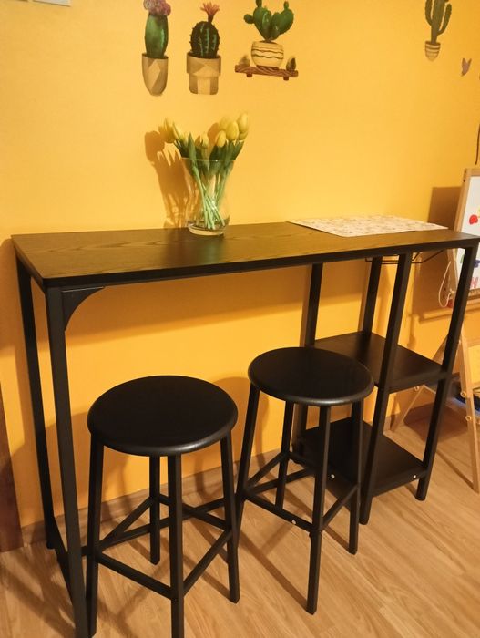 Świetny stolik i krzesła