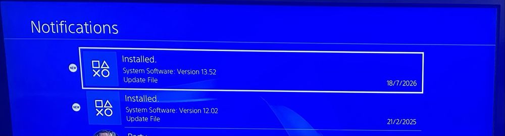 PS4 com 2 comandos originais e 2TB