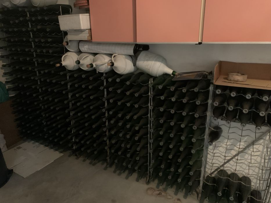 Garrafeira metalica capacidade 450 garrafas