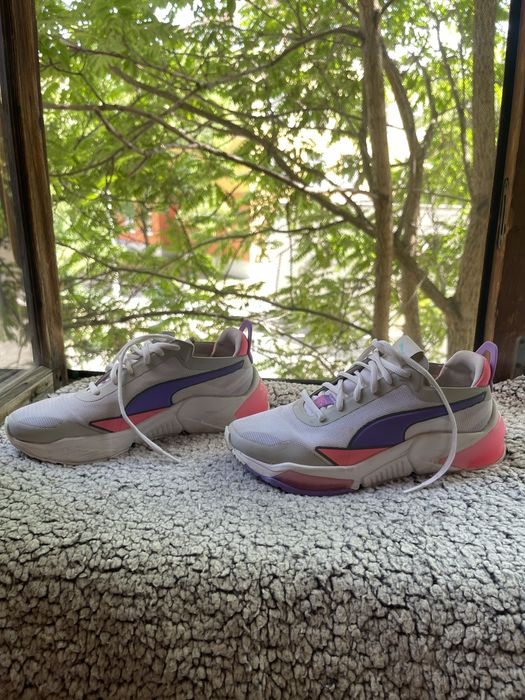 Кросівки жінгчі.