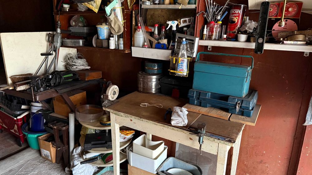 Продам гараж на ул. Паустовского с  инструментами!