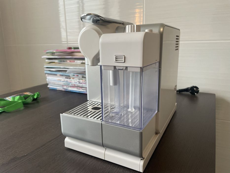 Máquina de Café NESPRESSO Delonghi Latissima