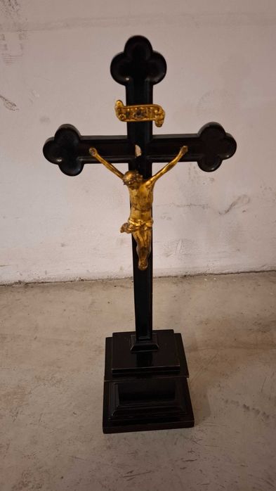 Zabytkowy krzyż drewniany, czarny