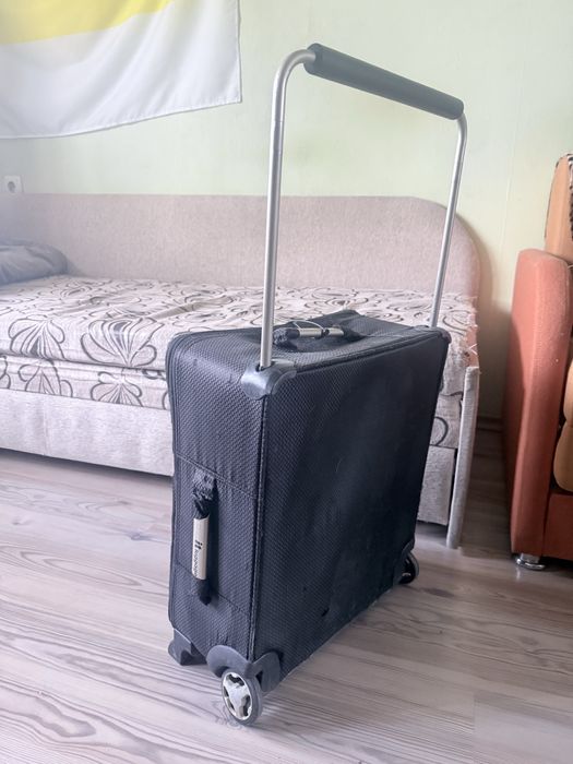 Чорна валіза компактна