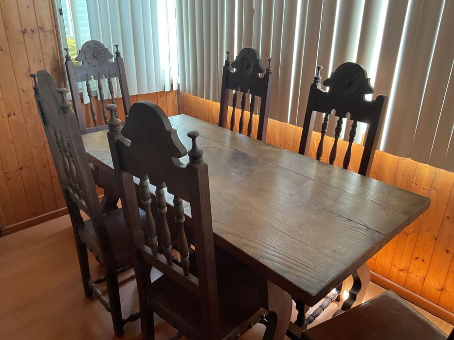 Mesa de jantar em madeira maciça