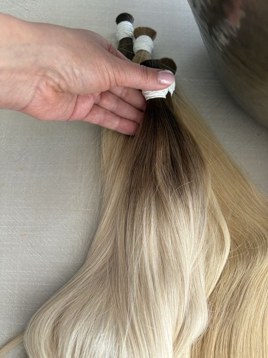 Włosy blond ombre grube końce.