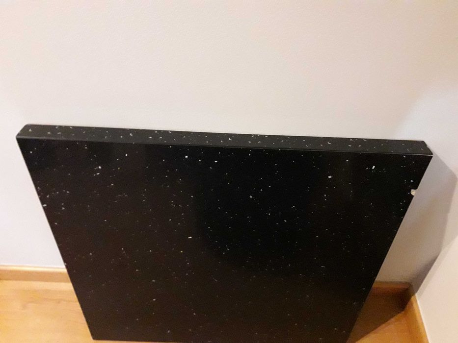 Placa de contraplacado preto com pequenos brilhos