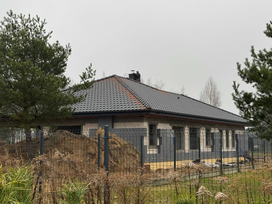 Wolnostojący parterowy z dużym garażem oraz tarasem 600 m Las