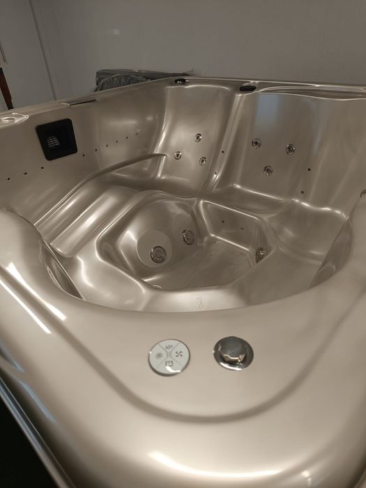 Elektryczne jacuzzi akrylowe 220x220 z leżanką balia wanna ogrodowa