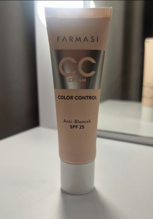 CC Podkład Color Control Farmasi Pielęgnujący Skórę