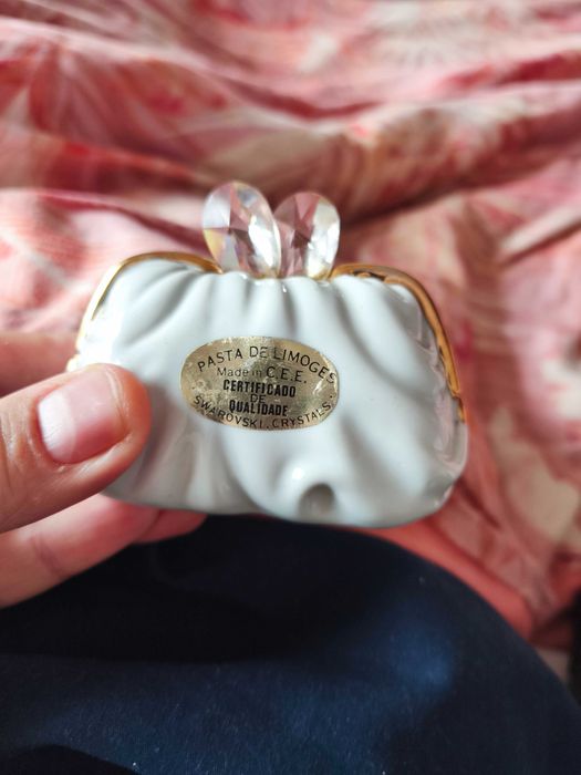 Linda peça em porcelana no formato de bolsa