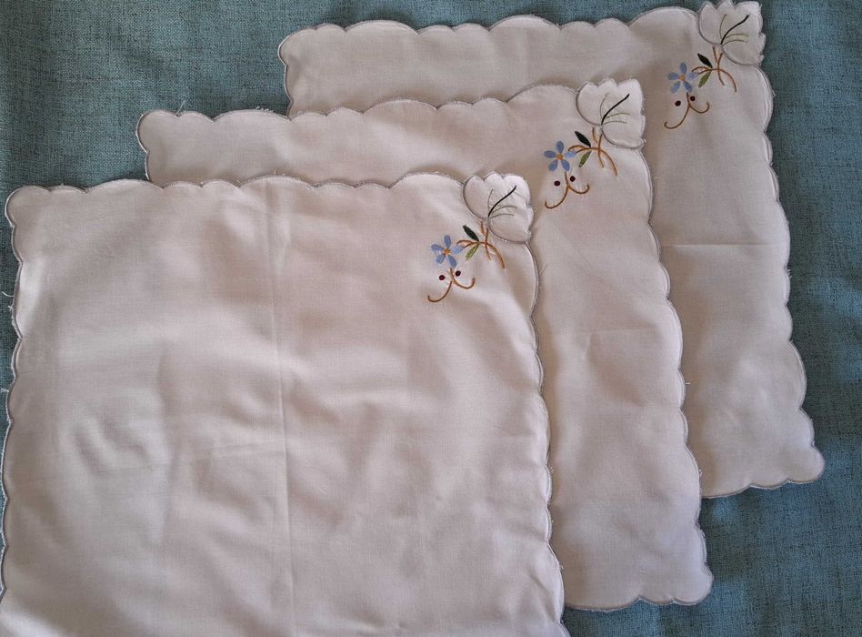 Nap13 - Conj. de 3 guardanapos bordados á mão em azul e castanho.