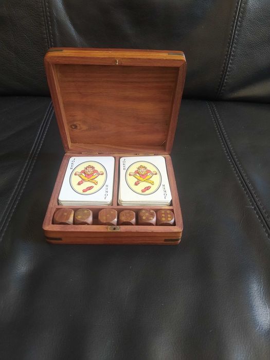 Caixa em madeira, com jogo de cartas e dados