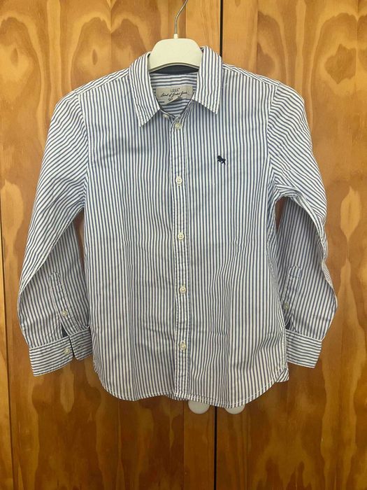 Camisa de menino ás riscas azuis marca LOGG da H&M