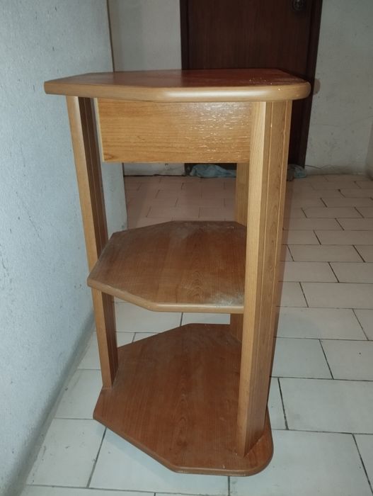 Mesa em madeira com gaveta